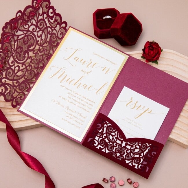 Invitation de Mariage Luxe Velours Bordeaux avec Découpe Laser