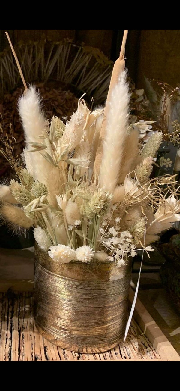 vaasje met witte droogbloempjes