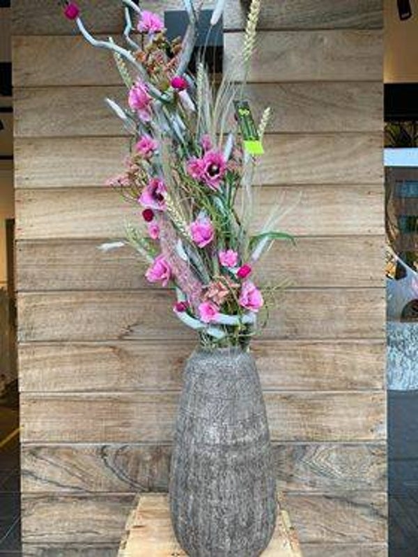 takken spel met droogbloemen