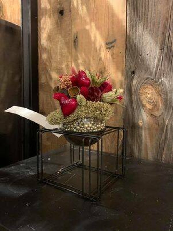 staander met gevriesdroogde roos