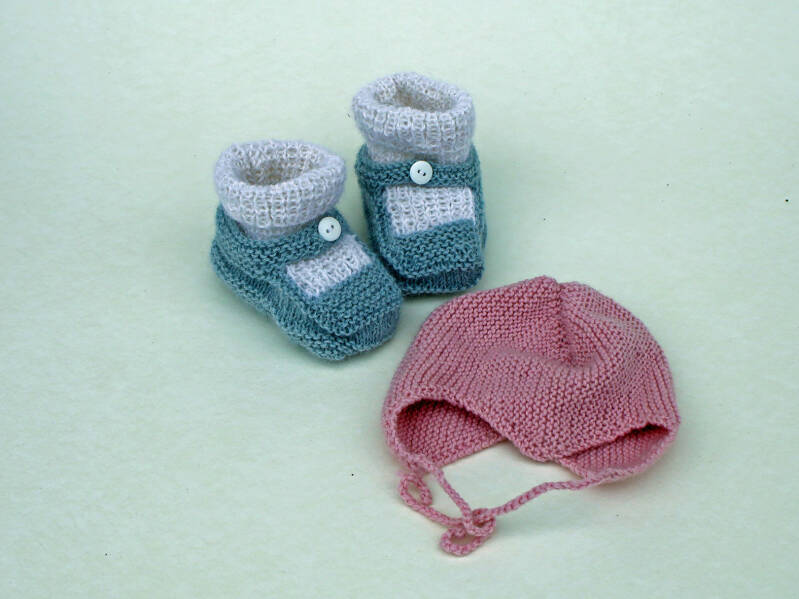 Håndstrikkede babysko  i alpaca (fod 10cm)  125 kr. og hue i ren blødt uld 0-3 mdr. 100 kr. 
