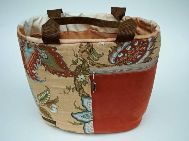 skuldertaske-1- 28x35cm 2 lynlåslommer og 3 lommer 495 kr. 