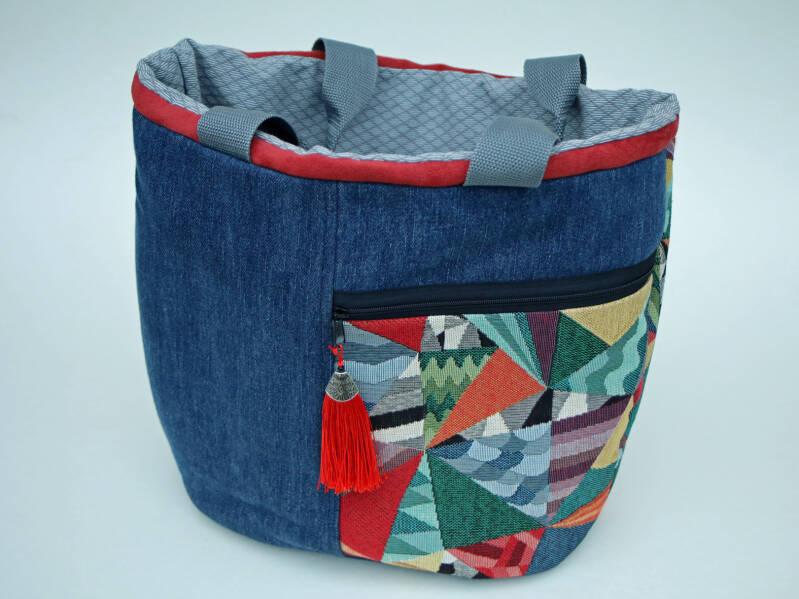 skuldertaske-2-28x35 cm 3 lynlåslommer og 3 lommer  545 kr. 