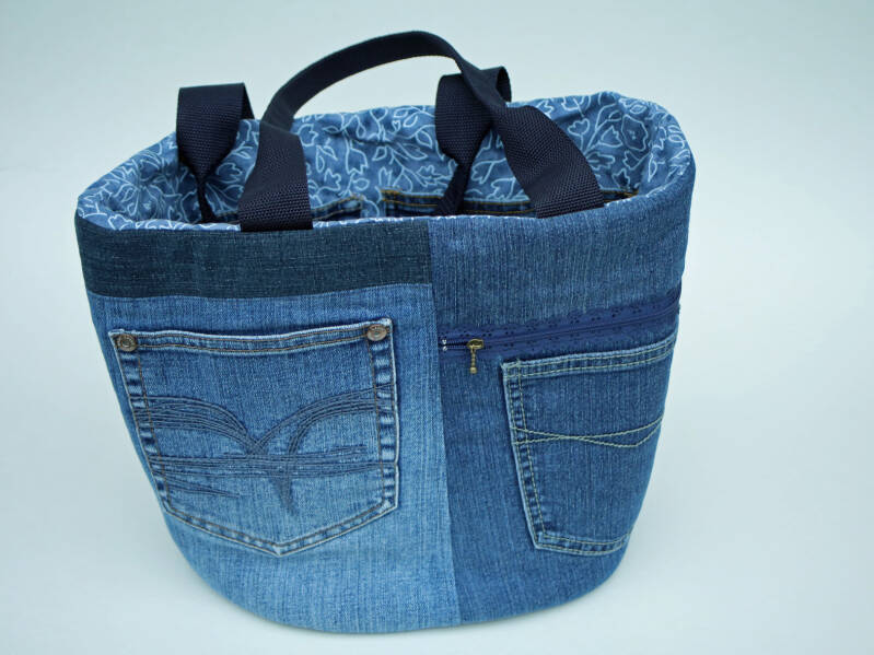 skuldertaske-3-27x35cm 3 lynlåslommer og 4 lommer  495 kr. 