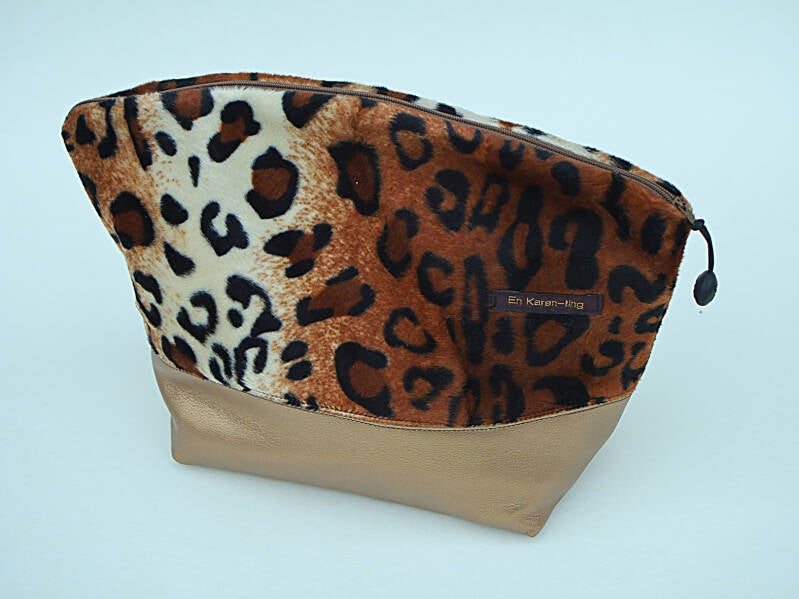 toilettaske-1-32x23cm  4 lommer  325 kr.