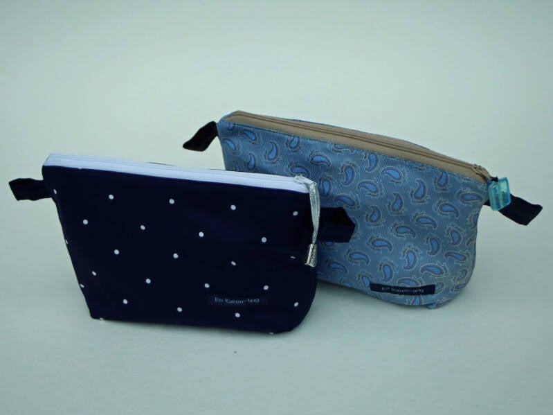 Toilettasker syet af lyseblå og marineblå silkeslips med foer af skjortestof  14x20cm  4 lommer  245 kr./stk.