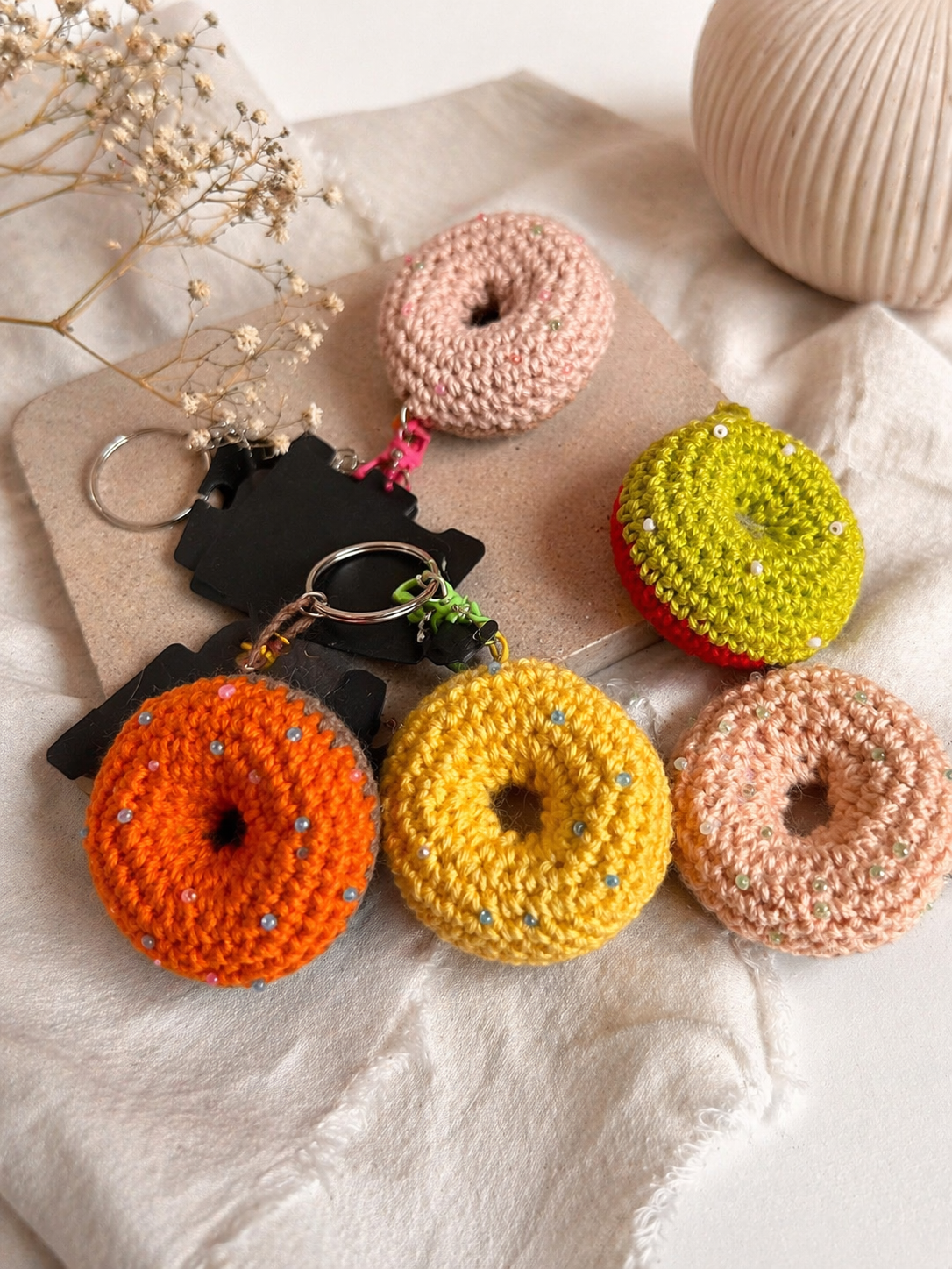 Handgehäkelter Donut-Schlüsselanhänger