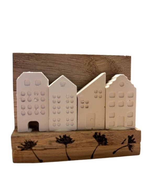 Minihäuser 4er-Set – Handgegossen & verklebt auf Holz mit Pusteblume