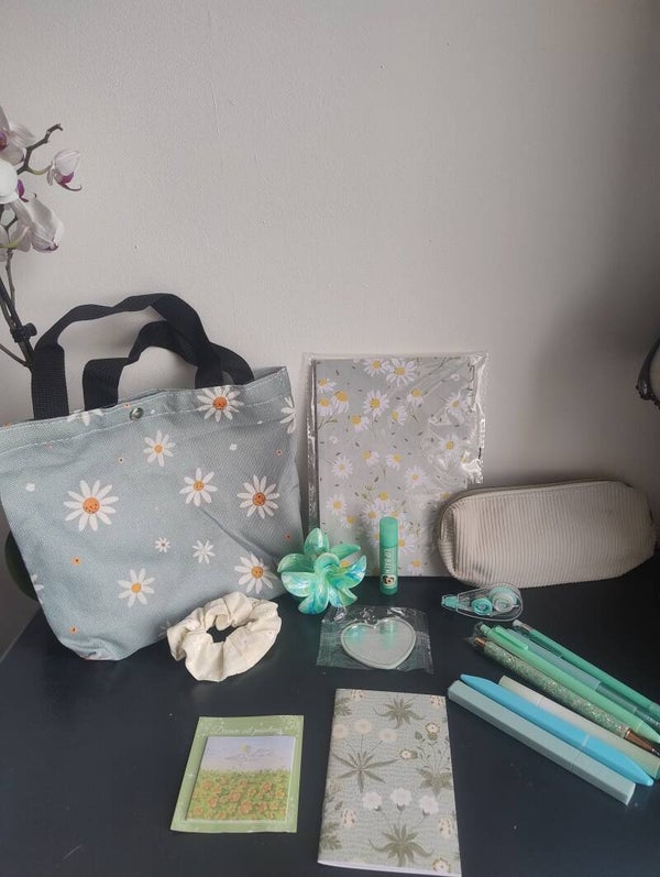Daisy tote set.