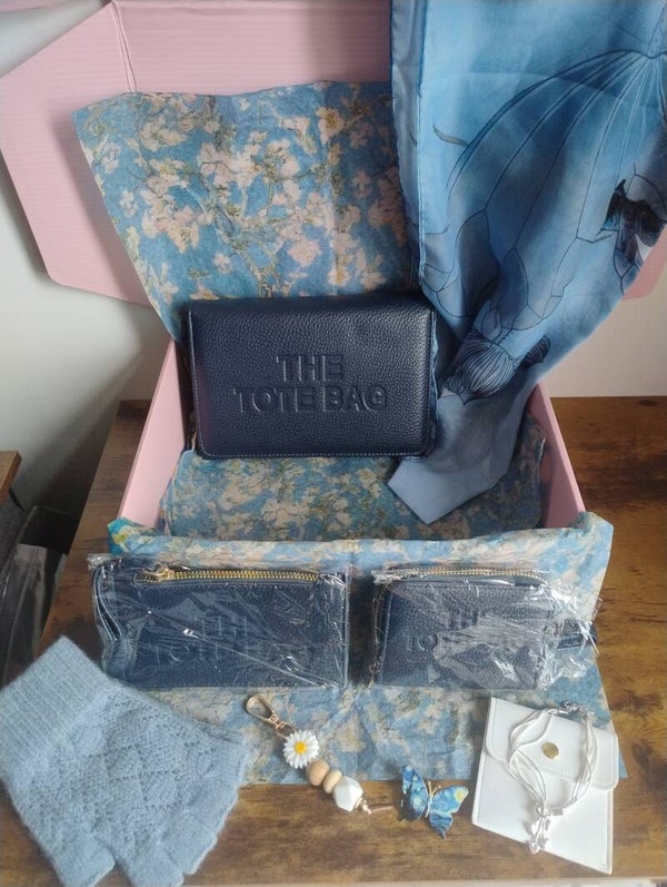 Dark blue shoulder bag with blue accessories.