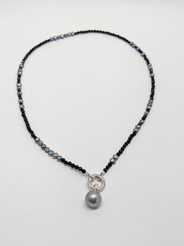 Collier gefacetteerde onyx met grijze zoetwaterparels