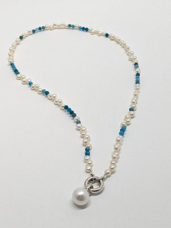 Collier witte zoetwaterparel met gefacetteerde apatiet