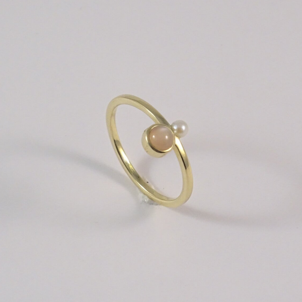 Geelgouden ring met perzikmaansteen en parel