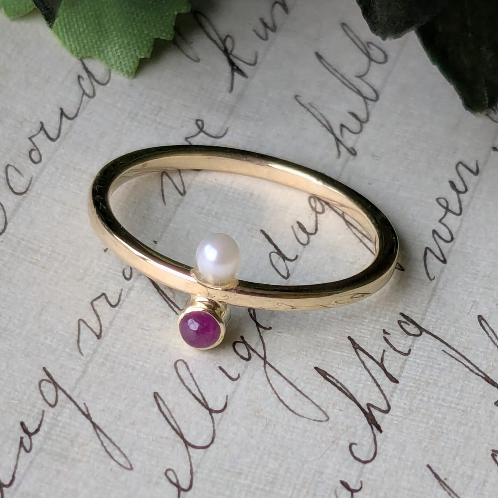 Geelgouden ring met robijn en parel