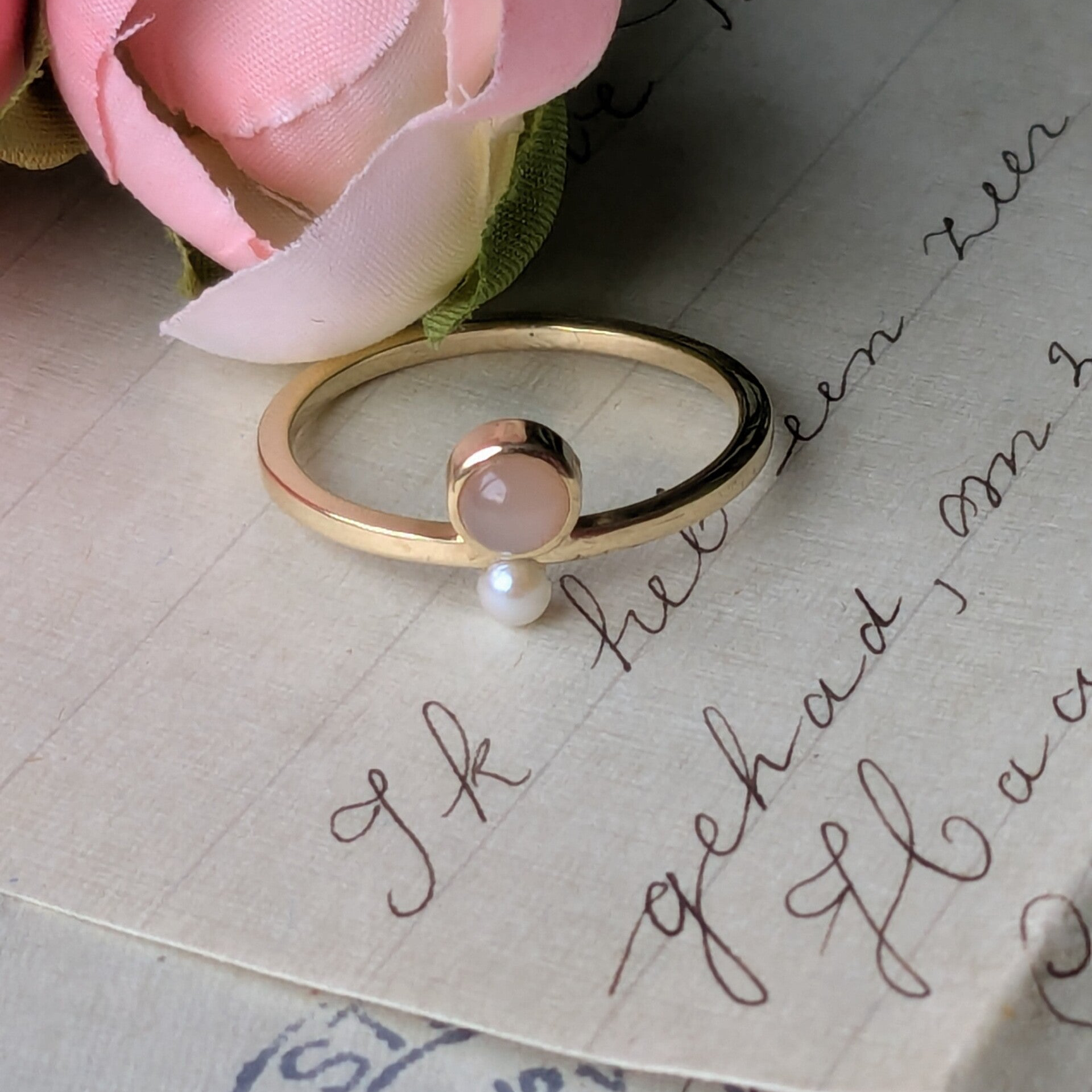 Geelgouden ring met perzikmaansteen en parel