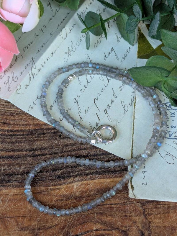 Collier gefacetteerde labradoriet met zilveren accenten