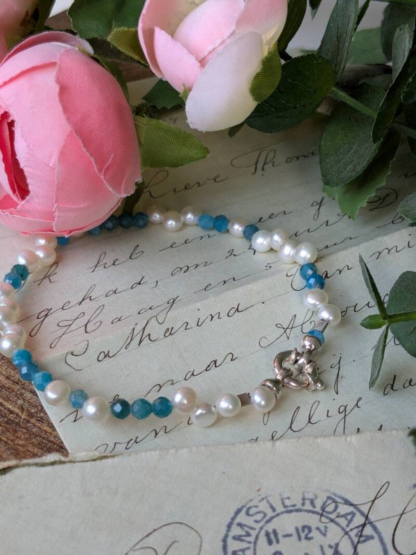 Armband witte zoetwaterparel en Apetiet kralen met zilveren veerring