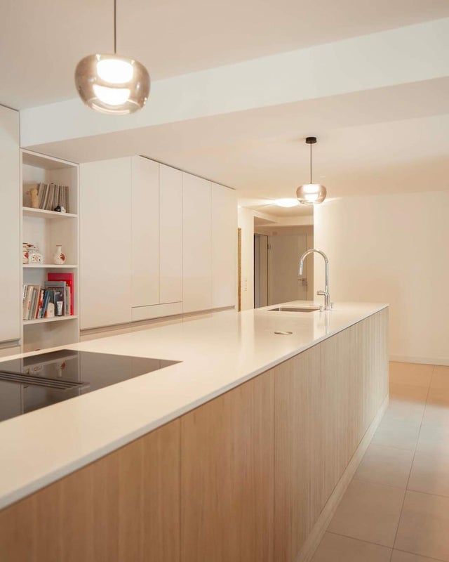 Cuisine en chêne vernis avec plan de travail Dekton