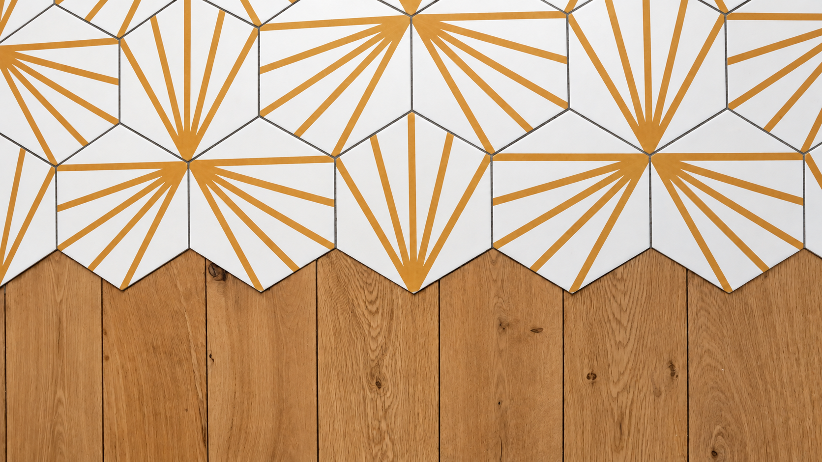 Raccord entre parquet en bois et carrelage géométrique blanc et doré à Thônex