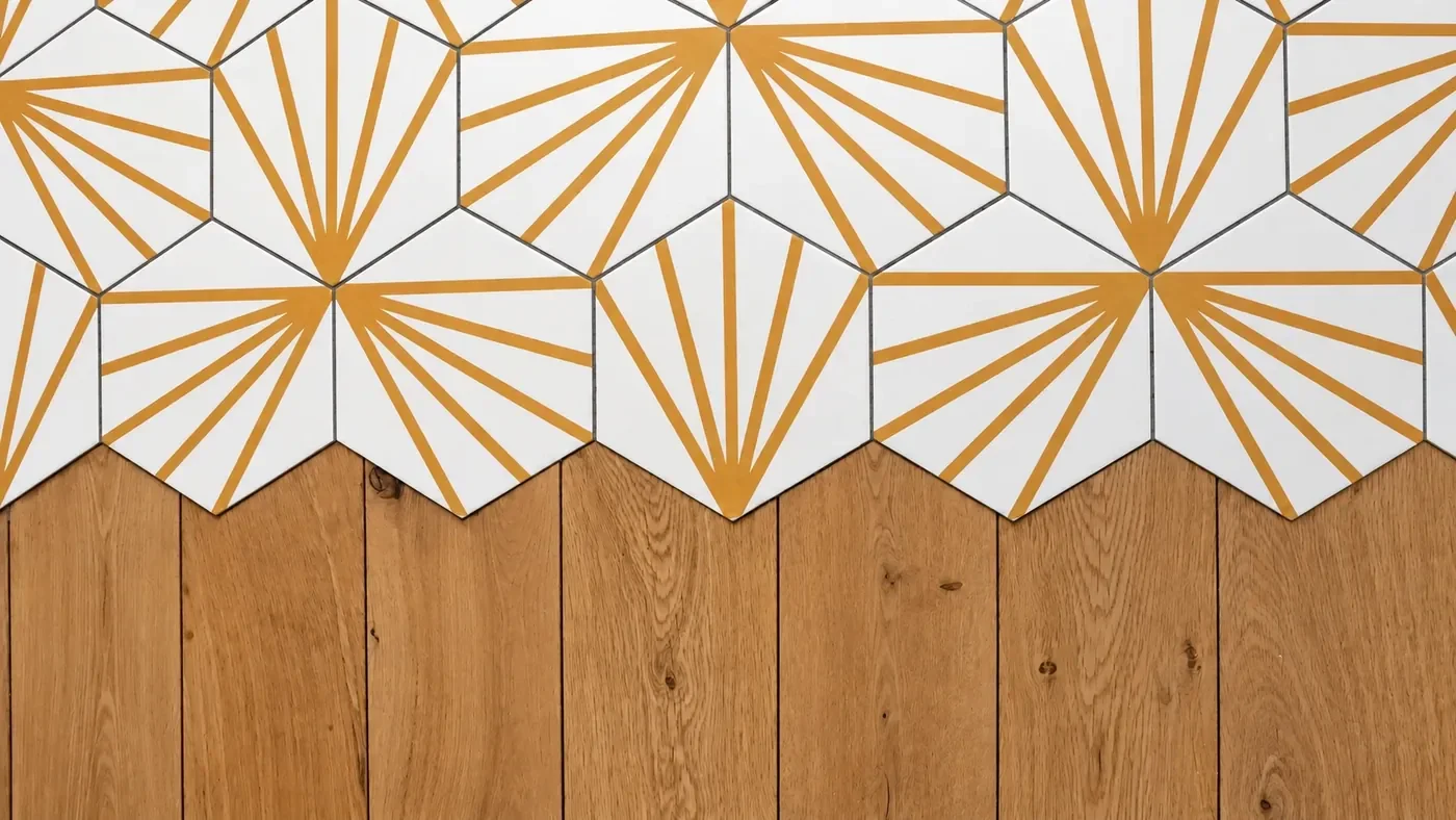 Carrelage géométrique blanc et doré associé à un parquet en bois à Thônex