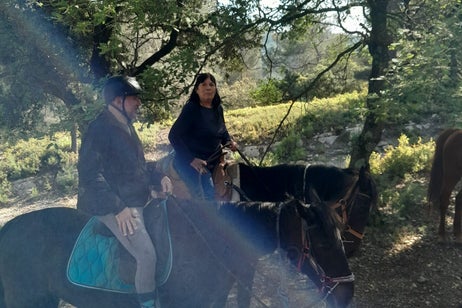 Photo de 3 chevaux en balade dans un paysage du sud est de la France