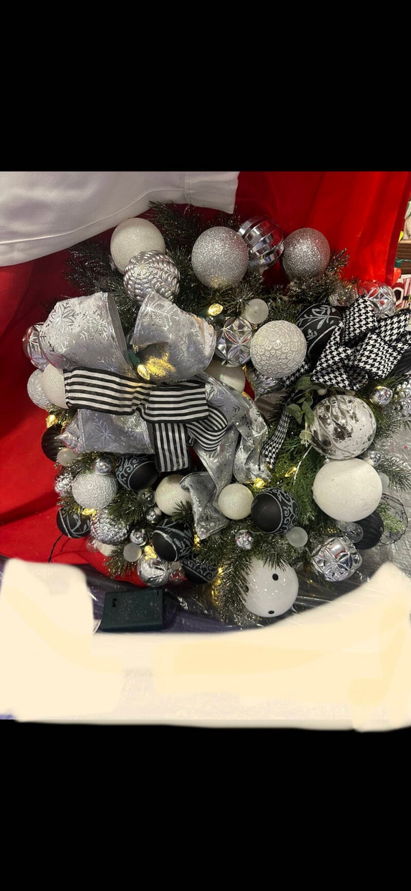 Black & White Wreath