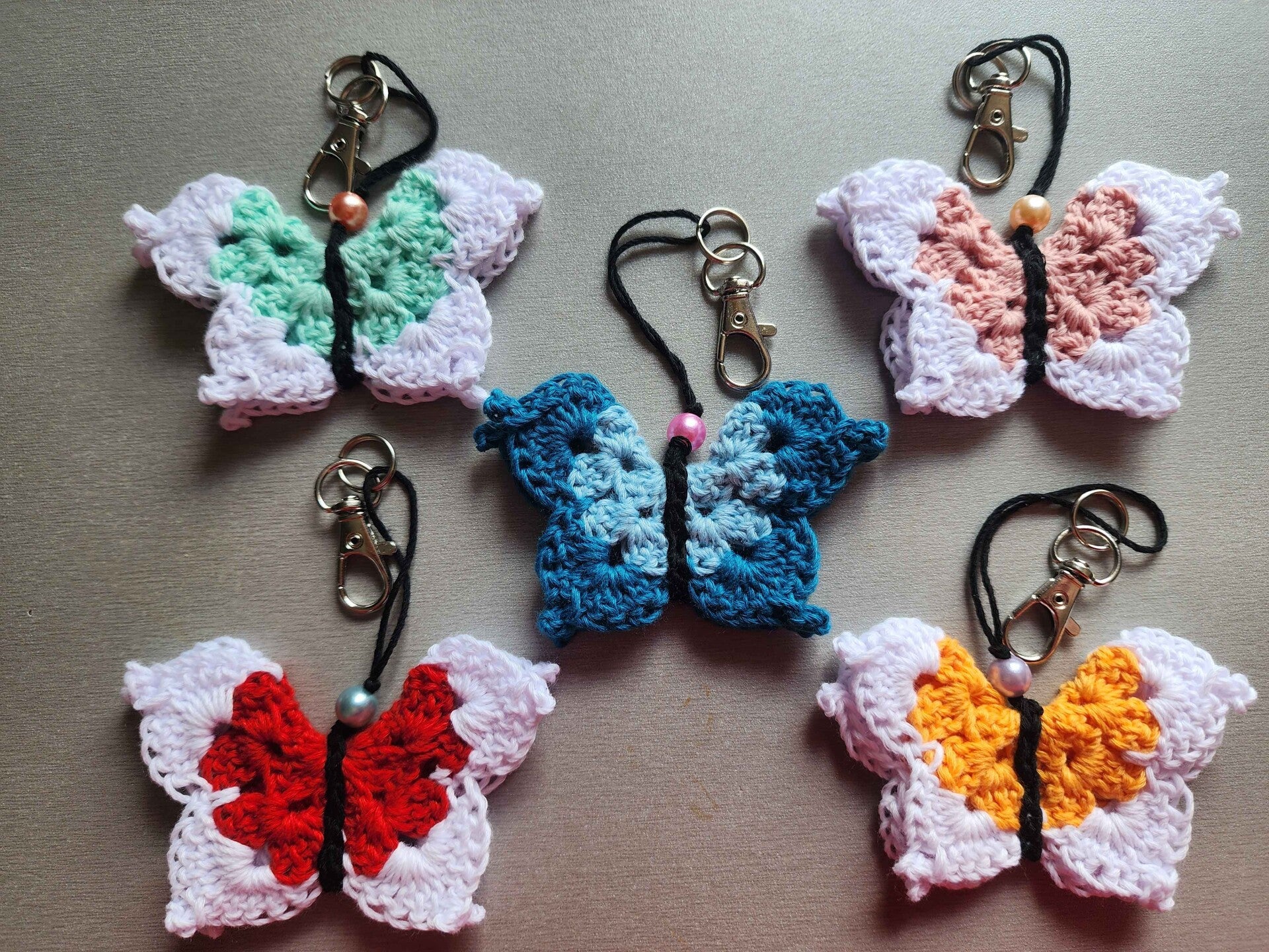 Porte-clés papillon perlé (divers modèles)