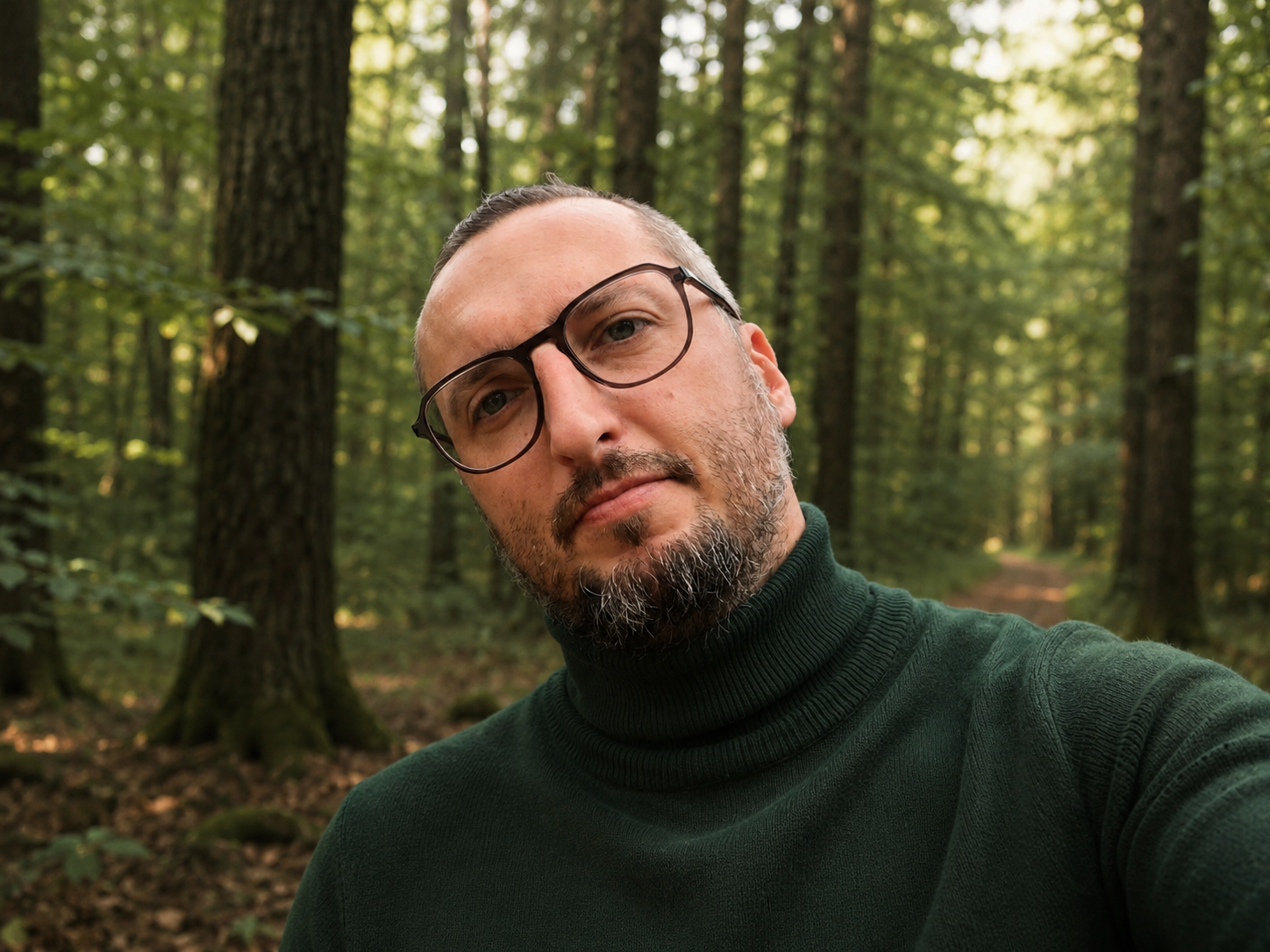 Mężczyzna spacerujący po lesie – natura, spokój, mindfulness i równowaga psychiczna