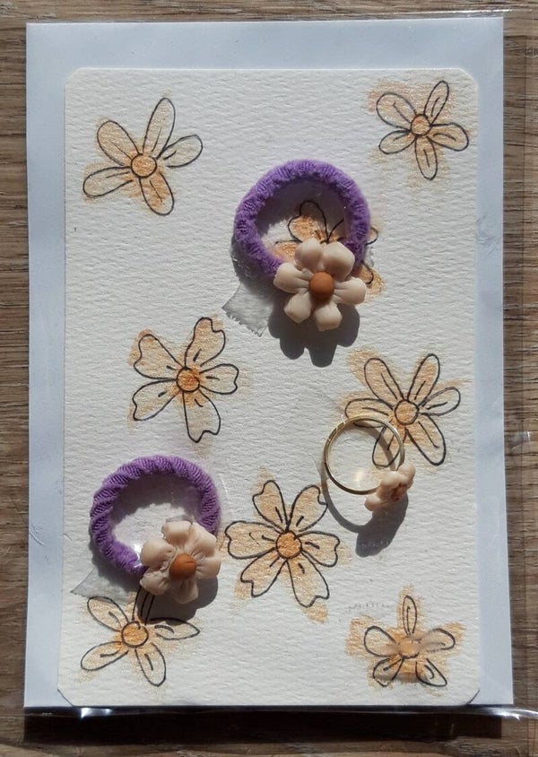 Twee elastiekjes met bloem