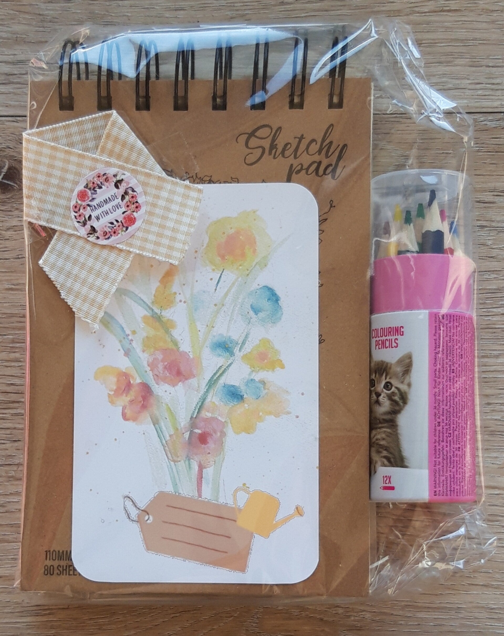 Schetsblok met roze, gele en blauwe bloemen