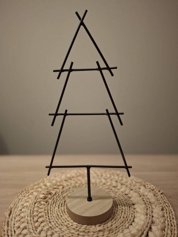 metalen kerstboom op houten voet