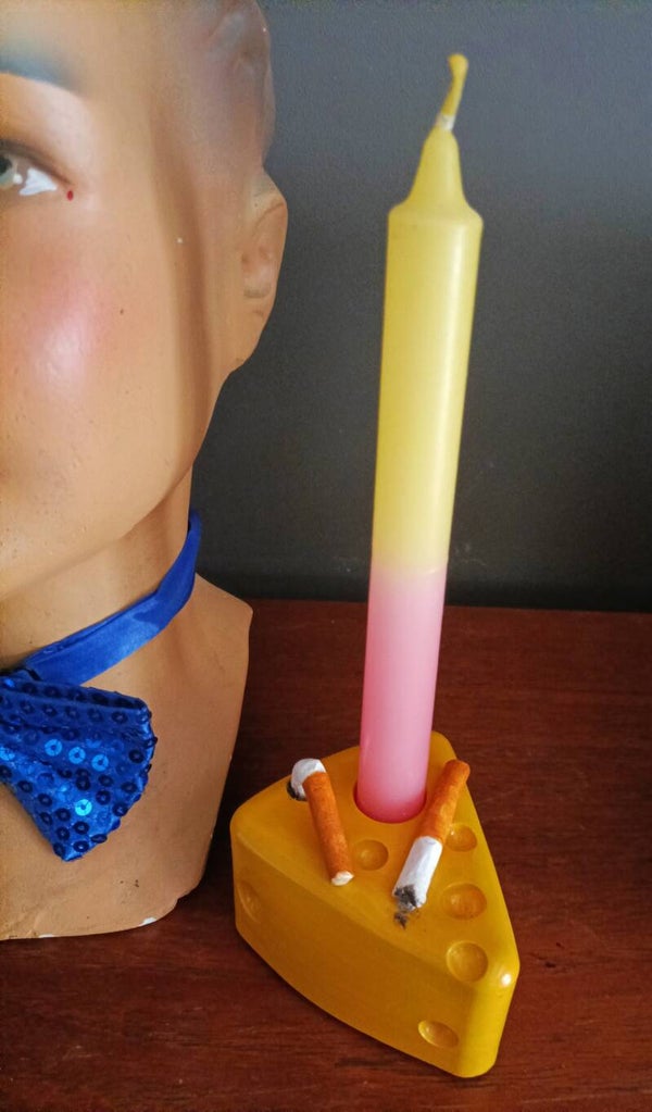 Kandelaar kaas met sigaretten peuken