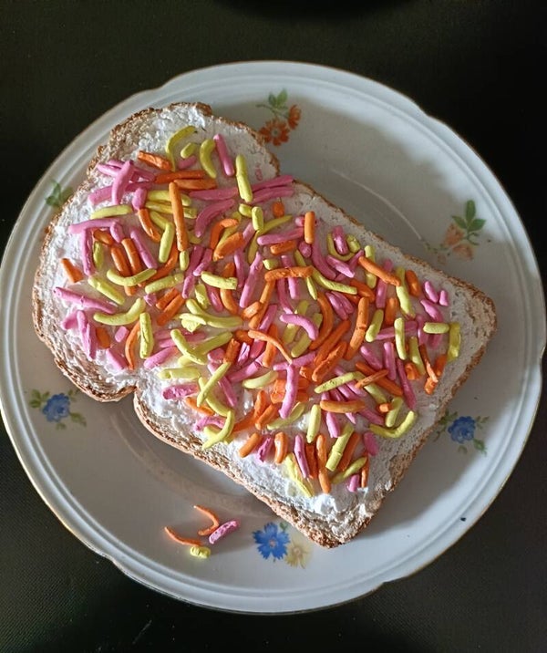 Witte boterham met vruchten hagelslag