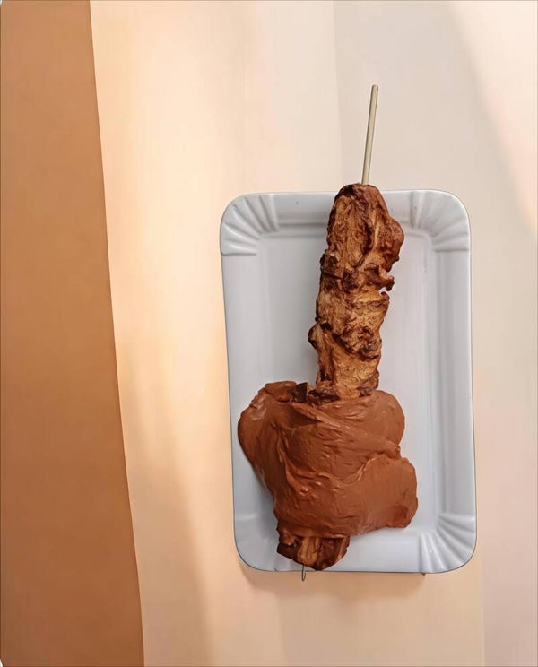 Wanddecoratie kipsate met satesaus