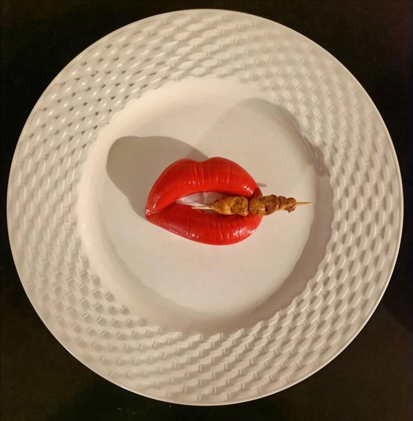 Lippen met saté stokje