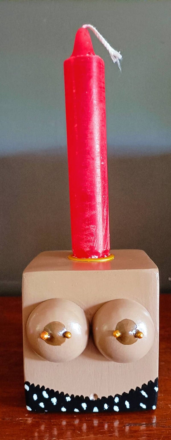 Kandelaar borsten met piercings