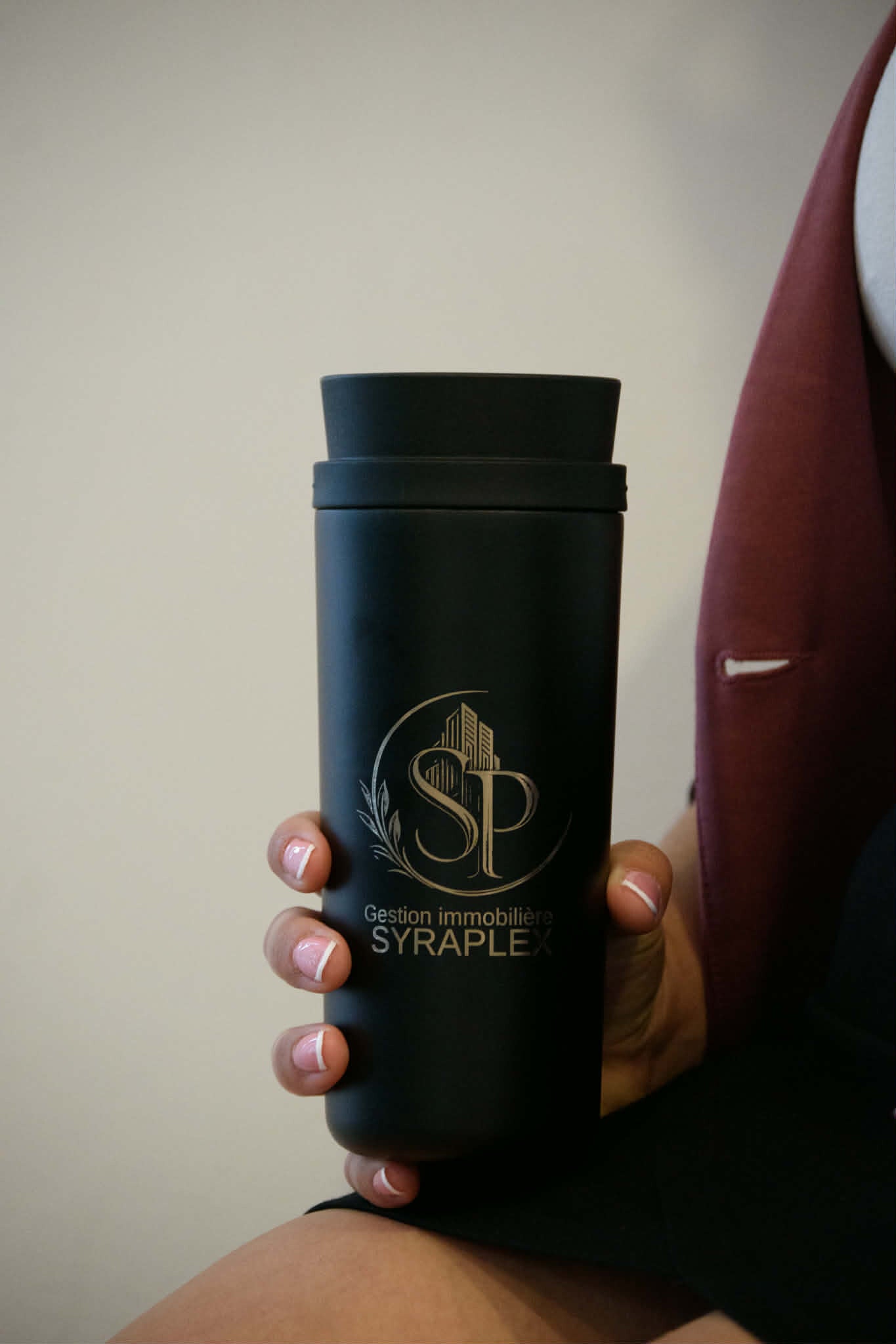 Tasse à café avec le logo Gestion Immobilière Syraplex