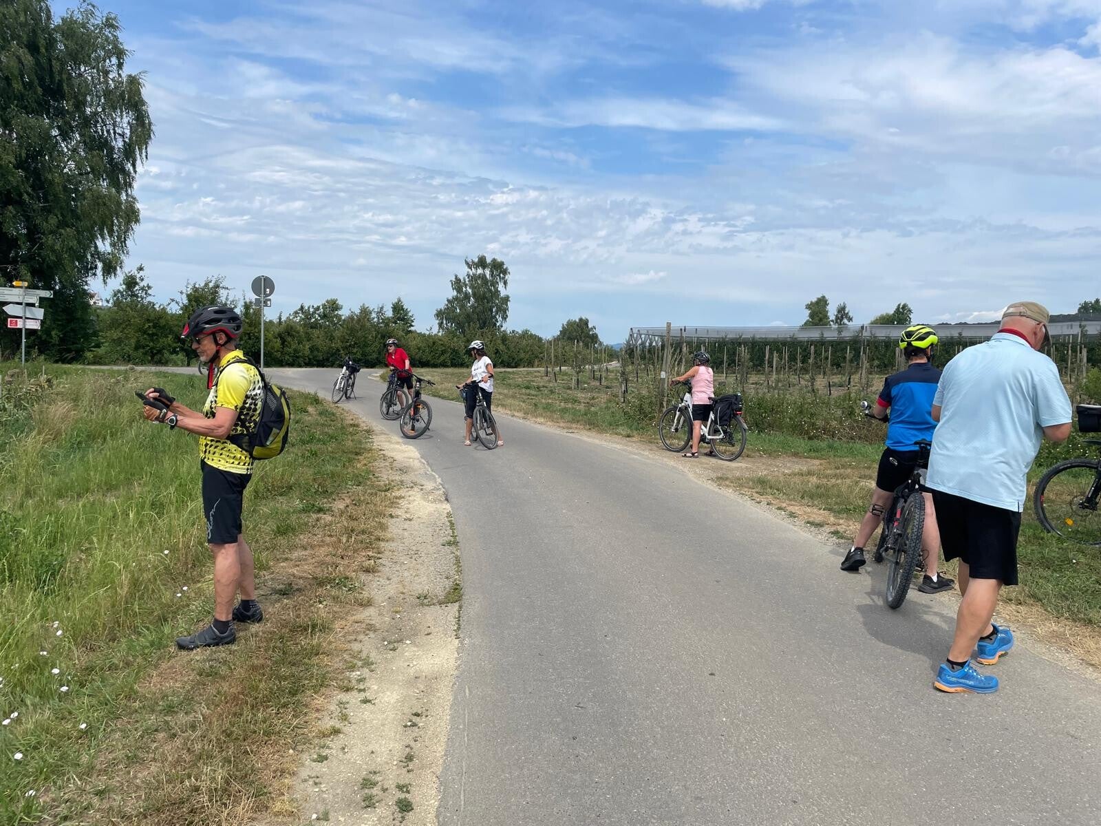 Radlergruppe auf einer Tour durch die Bodenseeregion bei Sommerwetter