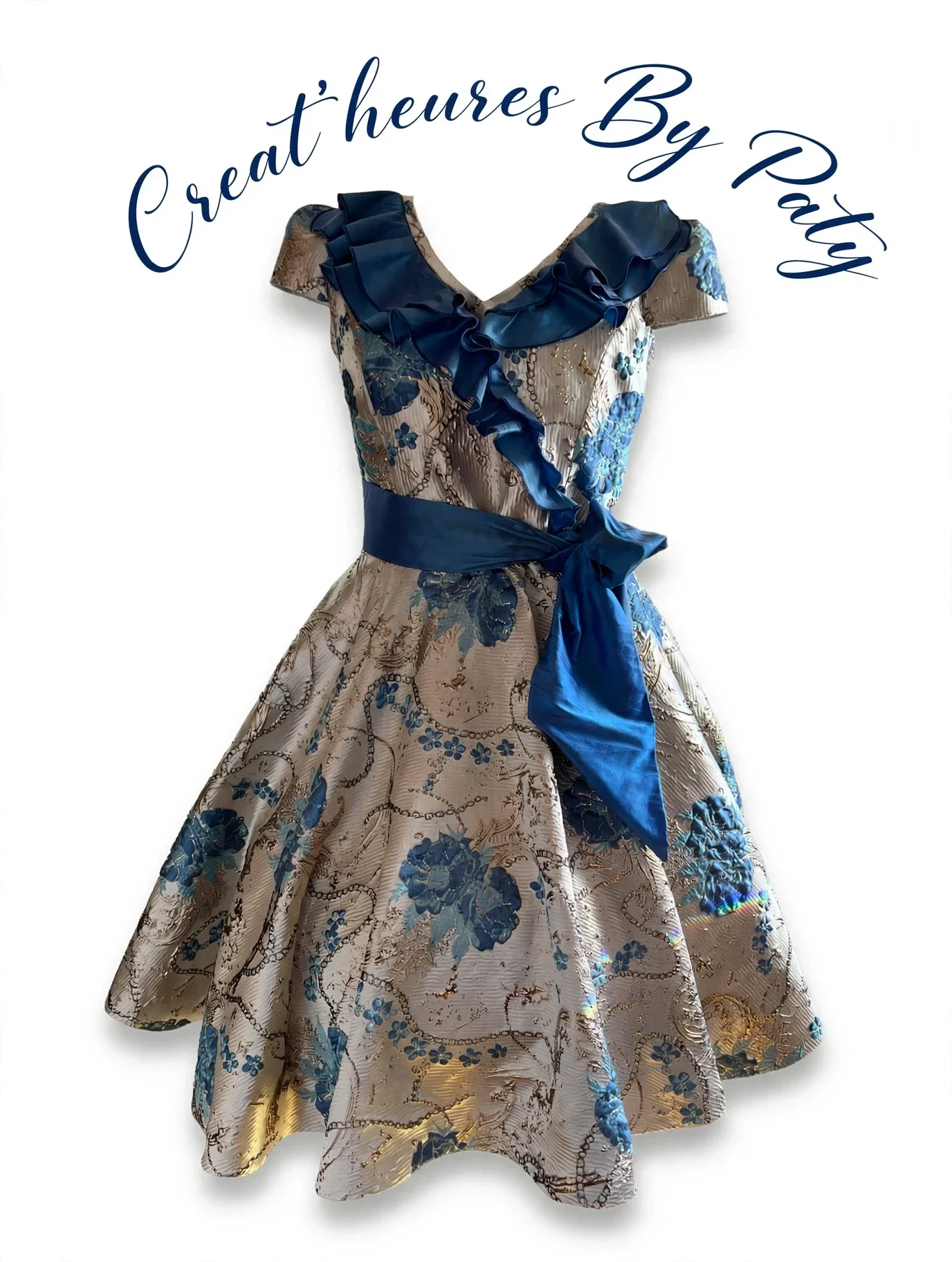 Robe de cérémonie realisée en brocard et satin de soie.