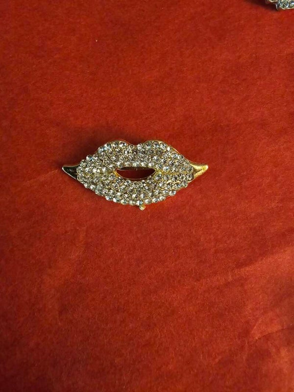 Broche bouche strass