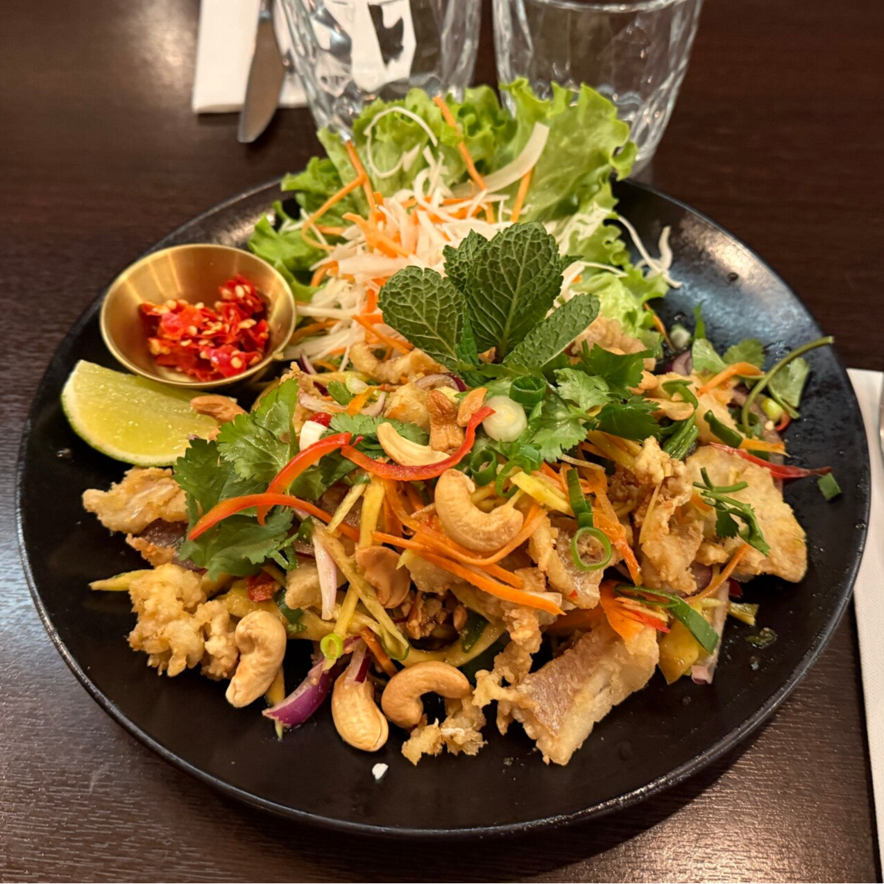 Salade de mangue verte au poisson croustillant