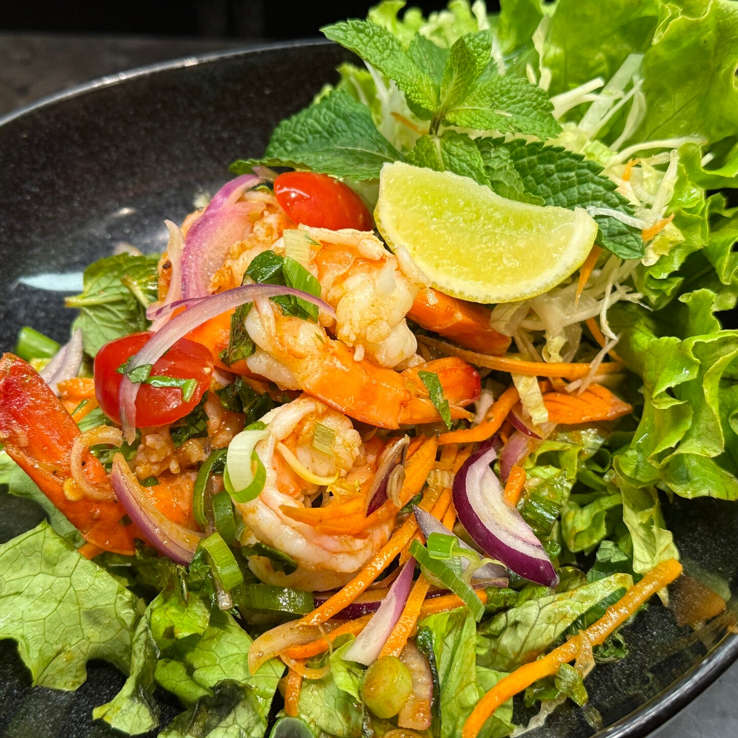 Salade de crevettes et herbes fraîches à la Thai