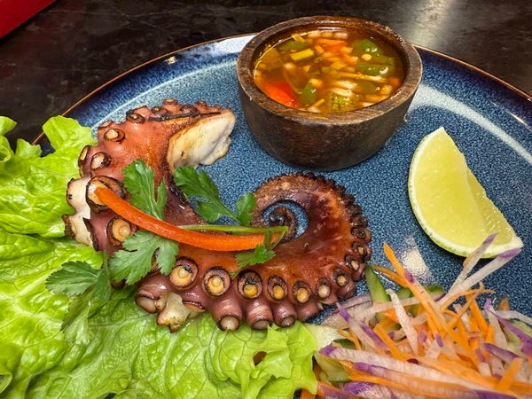 Poulpe grillé avec la sauce au citron vert