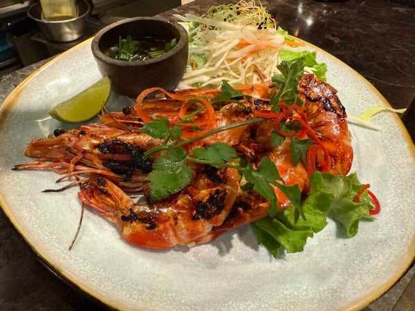 Gambas sauvages grillées à la citronnelle et feuille de combava