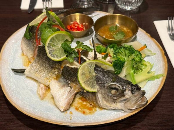 Bar à la vapeur avec la sauce au citron vert
