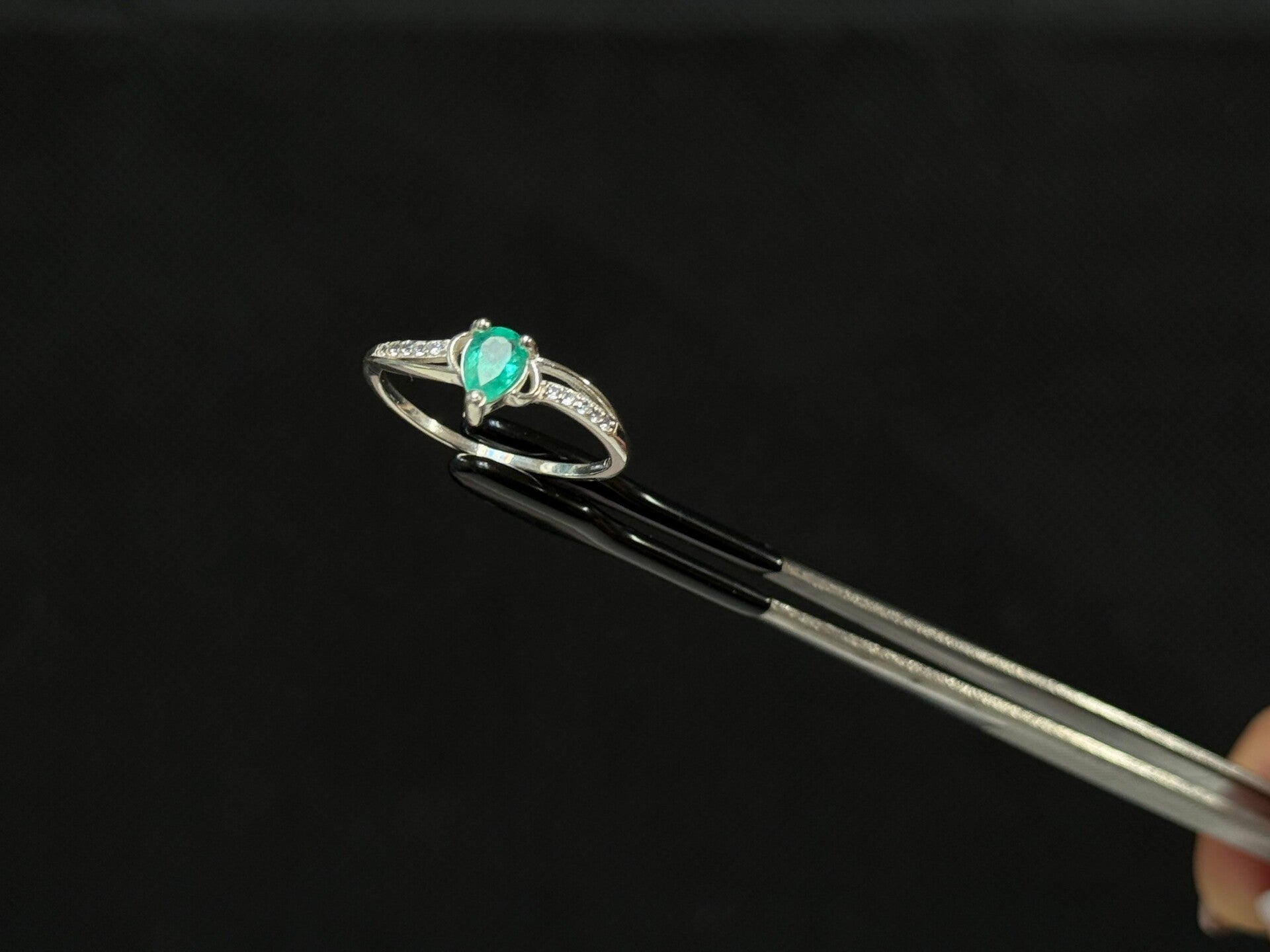 Anillo en plata ley 925 para dama con Esmeralda