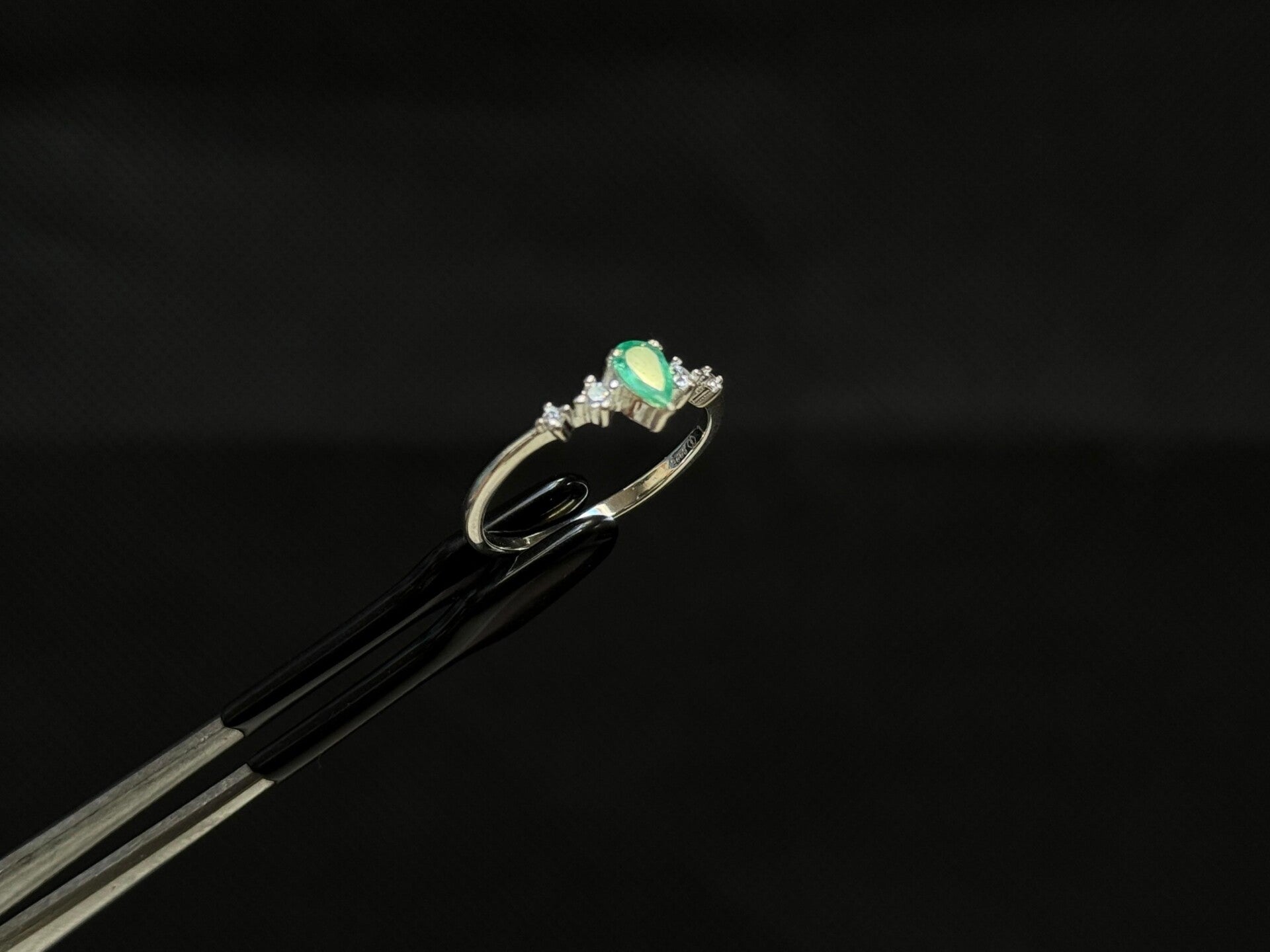 Anillo en plata italiana ley 925 con Esmeralda Colombiana