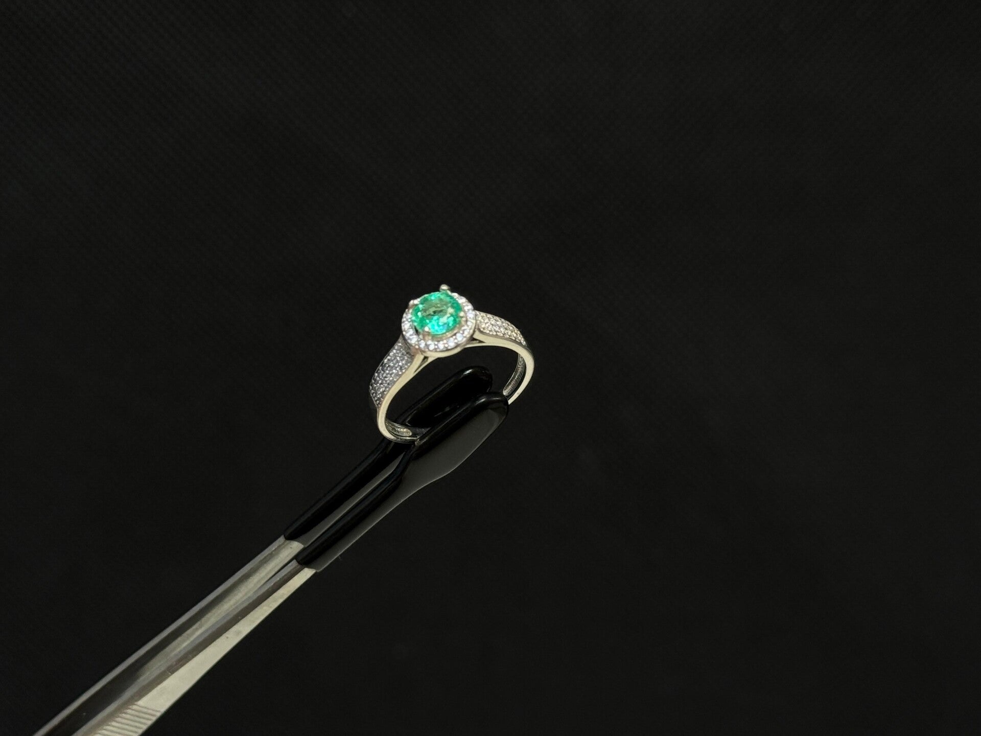 Anillo en plata italiana ley 925 con Esmeralda Colombiana