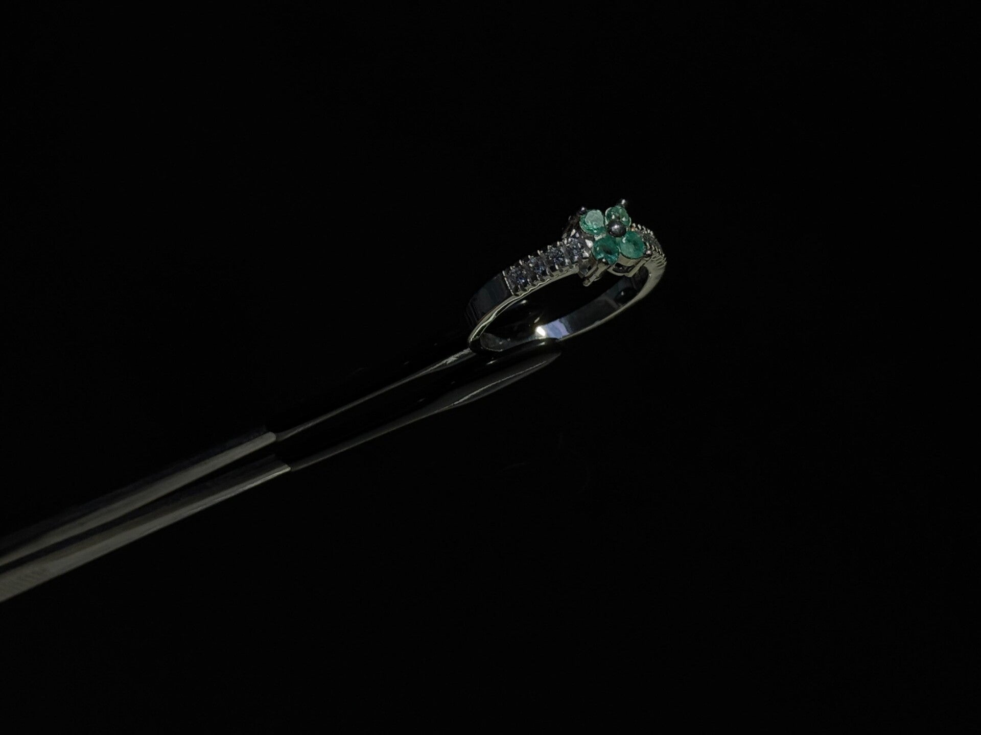 Anillo en plata italiana ley 925 con esmeralda