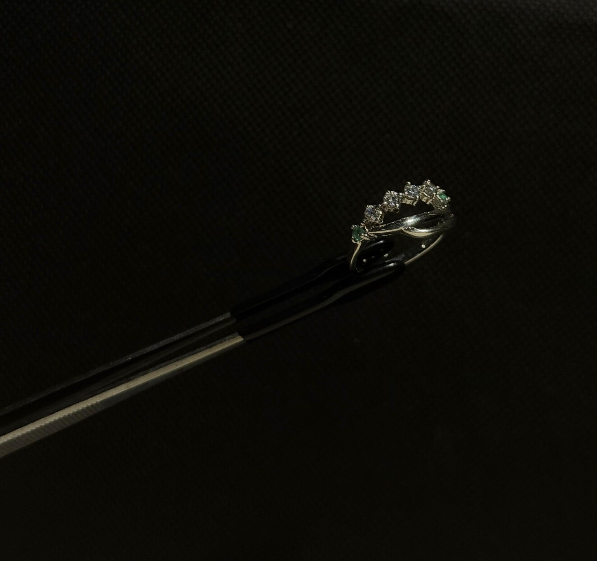 Anillo en plata italiana ley 925 con esmeralda Colombiana